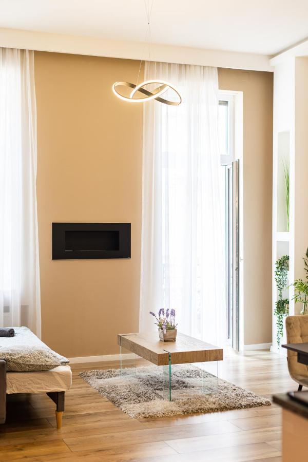 Csengery Deluxe Home With Balcony Budapest Luaran gambar
