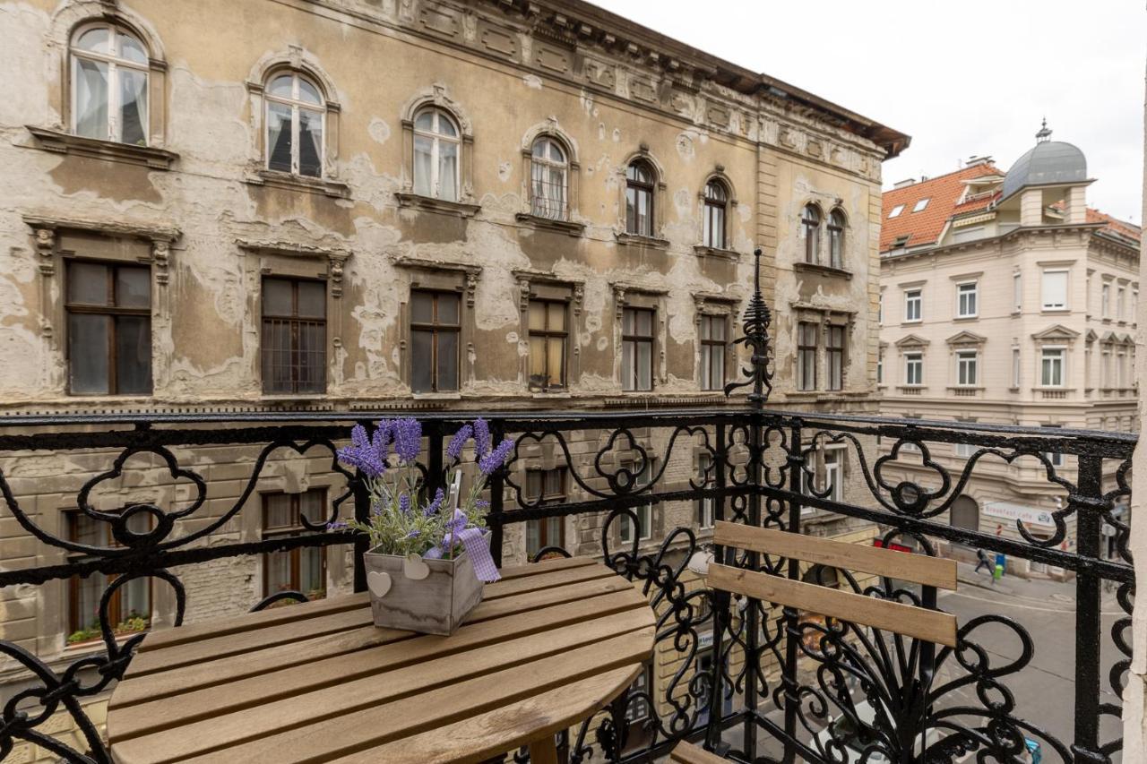 Csengery Deluxe Home With Balcony Budapest Luaran gambar